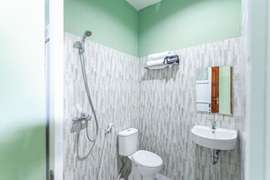 ห้องดีลักซ์ (RedDoorz) | ห้องน้ำ | ฝักบัว, ของใช้ในห้องน้ำฟรี, ผ้าเช็ดตัว
