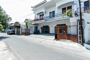 ด้านหน้าที่พัก