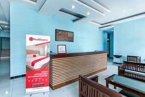 Reception - RedDoorz near Puro Mangkunegaran (Surakarta)