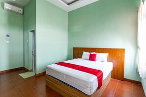 Deluxe Room (RedDoorz) - RedDoorz near Puro Mangkunegaran (Surakarta)