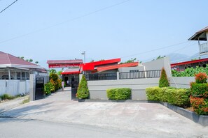 Vista frontal de la propiedad