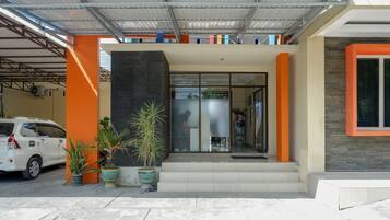Pintu masuk properti