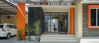 RedDoorz near Millenium Waterpark Palu