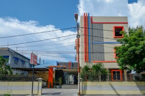 Front of property - RedDoorz near Millenium Waterpark Palu (Palu)