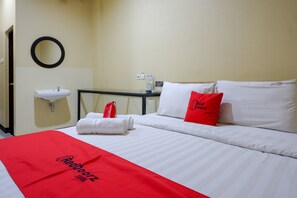 Double Room (RedDoorz) | Free WiFi