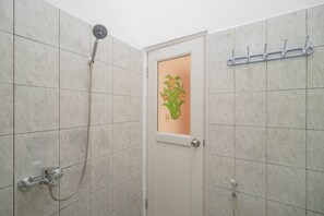 Shower, free toiletries, towels