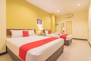 Habitación familiar (RedDoorz) | Wifi gratis y ropa de cama