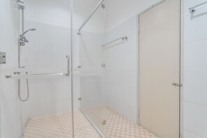 Habitació familiar (RedDoorz) | Bany | Dutxa, articles de tocador gratuïts i tovalloles 