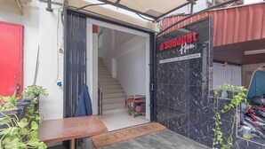 Pintu masuk properti
