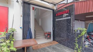 Pintu masuk properti