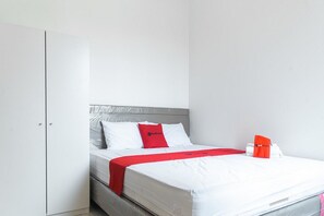 Double Room (RedDoorz) | Desk - RedDoorz Plus @ EcoHome Citra Raya Tangerang (Ciakar)