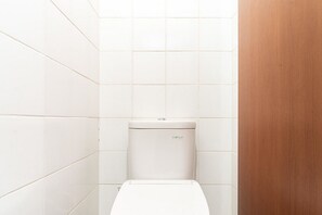 Habitació doble (RedDoorz) | Bany | Dutxa, articles de tocador gratuïts i tovalloles 