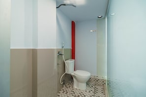 Shower, free toiletries, towels