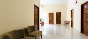 RedDoorz Syariah near Purwosari Train Station