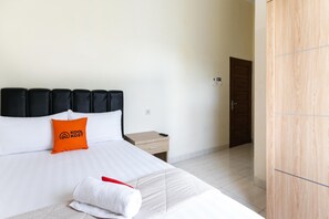 Double Room - RedDoorz Syariah near Purwosari Train Station (Surakarta)