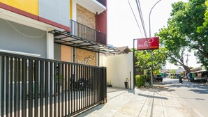 A hotel named 'SOLOA' with a gated entrance, a balcony, and a sign indicating 'GUEST HOUSE SYARIAH'. - RedDoorz Syariah near Purwosari Train Station (Surakarta)