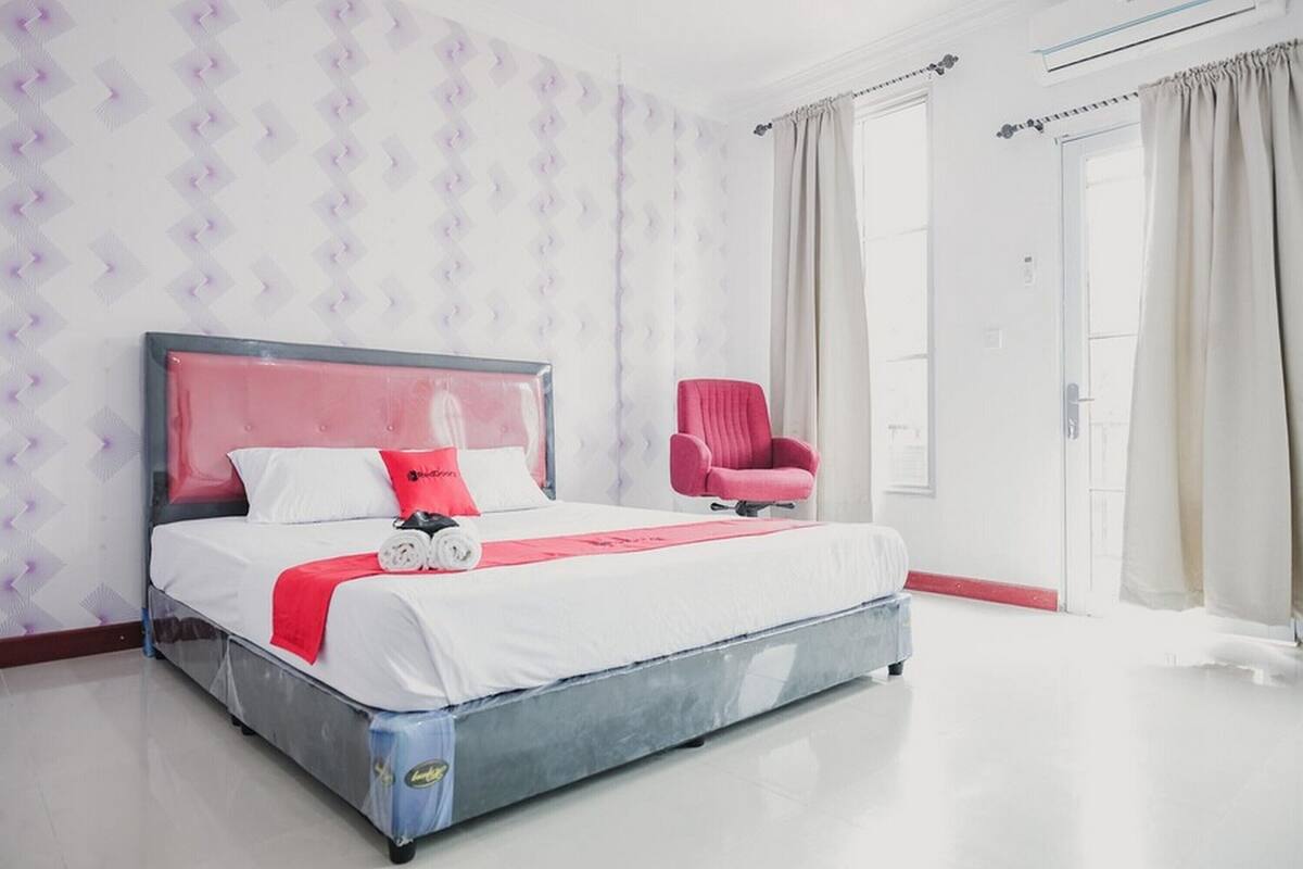 Premium Room (RedDoorz) | Free WiFi