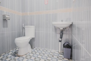 Premium Room (RedDoorz) | Bathroom | Shower, free toiletries, towels