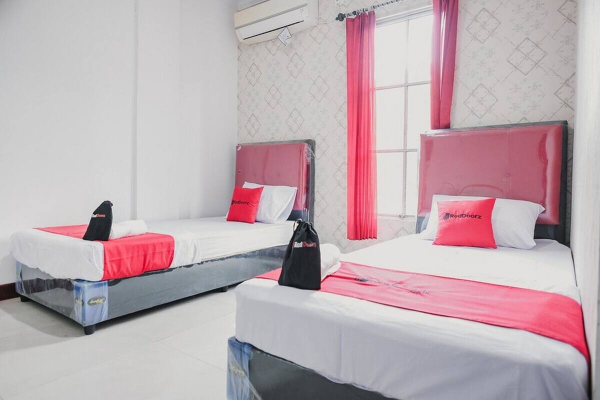 Twin Room (RedDoorz) | Free WiFi