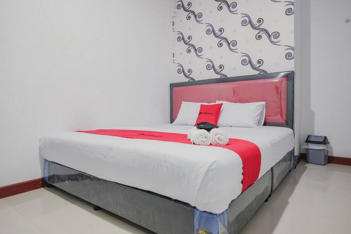 Double Room (RedDoorz) | Free WiFi