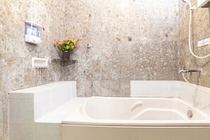 Shower, free toiletries, towels - RedDoorz Syariah near Balai Kota Batu (Batu)