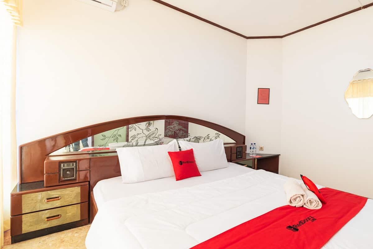 Double Room (RedDoorz) | Free WiFi