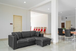 Lobby sitting area - RedDoorz near Siloam Karawaci 3 (South Tangerang)