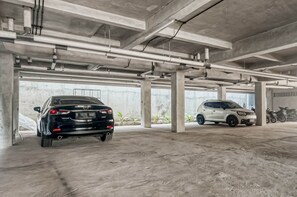 Parking - RedDoorz Plus near Gandaria City Mall 2 (Jakarta)