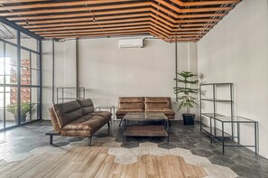 Lobby sitting area - RedDoorz Plus near Gandaria City Mall 2 (Jakarta)