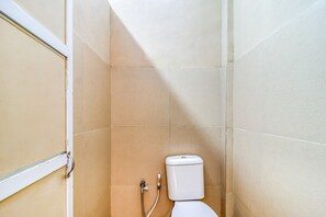 Shower, free toiletries, towels