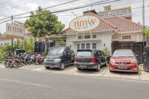 Front of property - Reddoorz Near Tugu Yogyakarta (Yogyakarta)