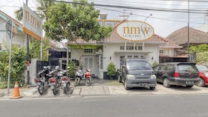 Unclassified image, 2 of 27, button - Reddoorz Near Tugu Yogyakarta (Yogyakarta)