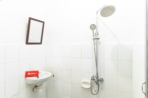 Shower, free toiletries, towels - RedDoorz Plus near Universitas Methodist Medan (Medan)