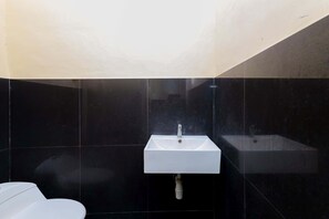 Deluxe Double Room (RedDoorz) | Bathroom | Shower, free toiletries, towels