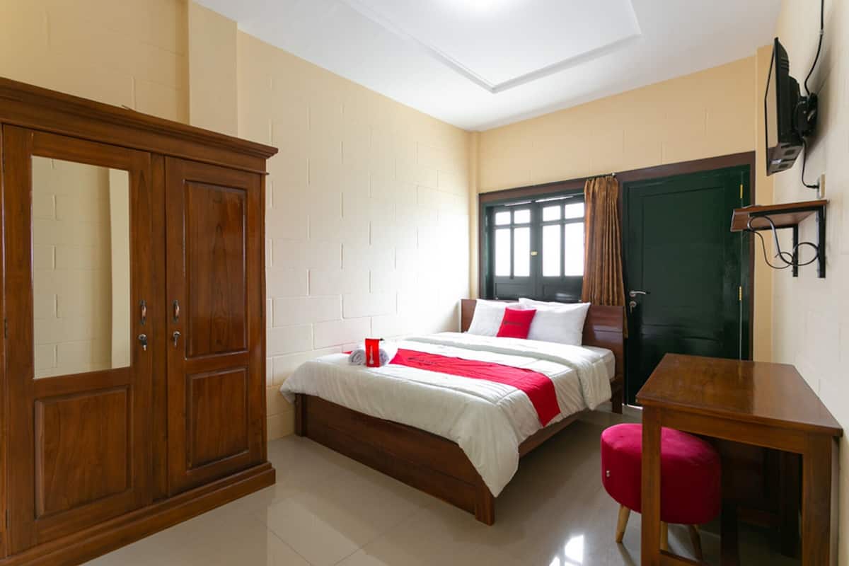 Double Room (RedDoorz) | Bed sheets