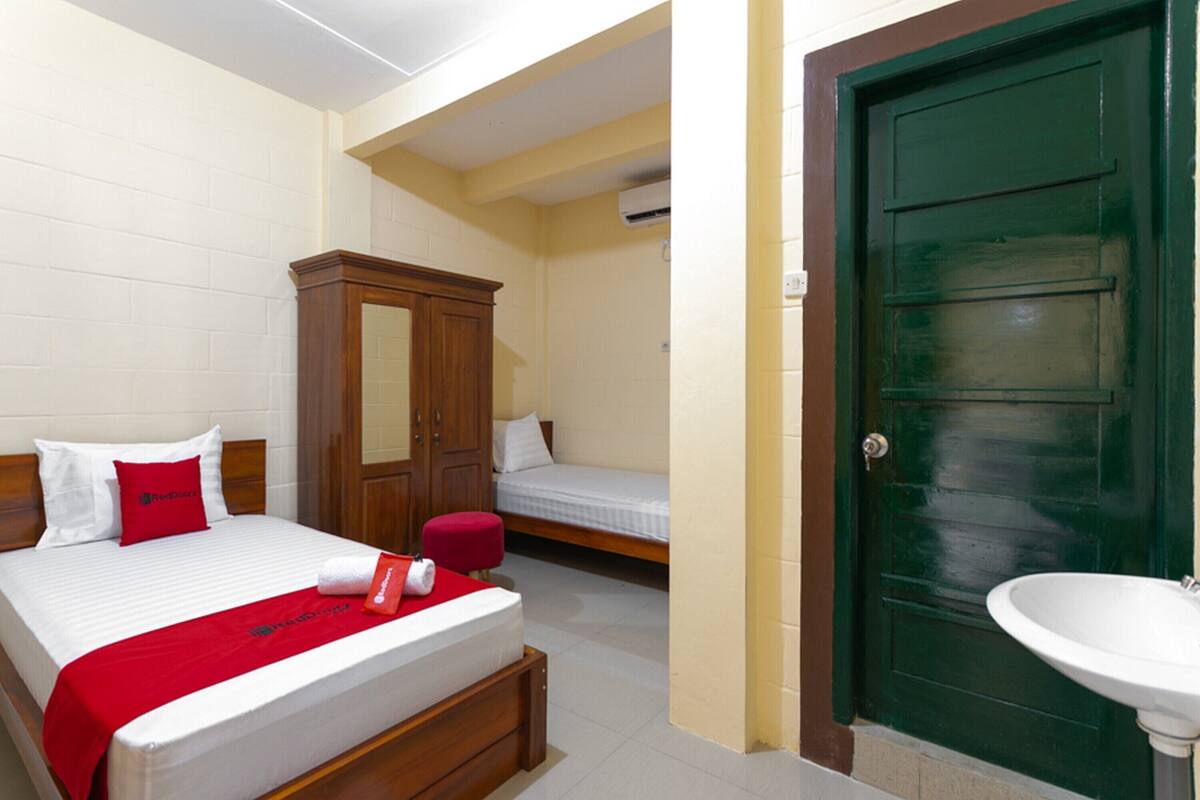Twin Room (RedDoorz) | Bed sheets