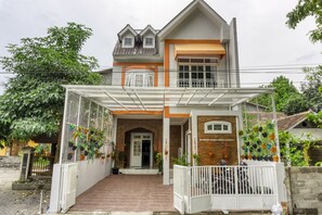 Front of property - RedDoorz near Sindu Kusuma Edupark 2 (Sleman)