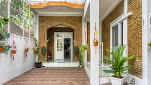 Pintu masuk properti
