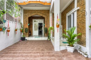 Property entrance - RedDoorz near Sindu Kusuma Edupark 2 (Sleman)