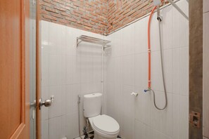Regadera, amenidades de baño gratuitas, toallas 