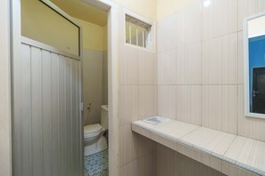 Dusch, gratis toalettartiklar och handdukar