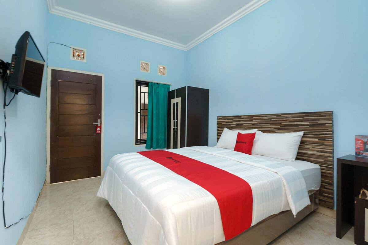 Double Room (RedDoorz)