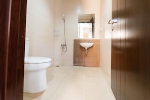 Standard Room | Bathroom | Shower, free toiletries, towels