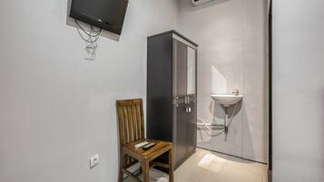 Single Room | Bathroom | Shower, towels