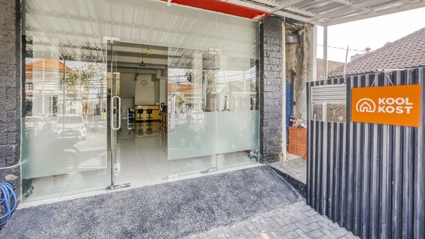 Un immeuble commercial doté d’une façade vitrée et d’un auvent en métal.