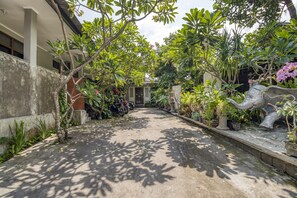 Exterior - RedDoorz Hostel near Adisucipto Airport Yogyakarta (Depok)