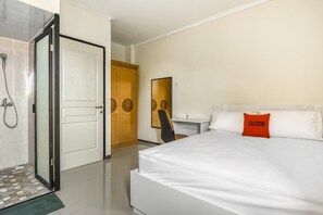 Deluxe Double Room - KoolKost Syariah near Kaza Mall Surabaya (Surabaya)