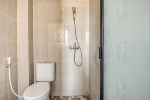 Deluxe Double Room | Bathroom | Shower, free toiletries, towels - KoolKost Syariah near Kaza Mall Surabaya (Surabaya)