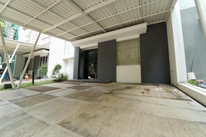Property entrance - KoolKost near Universitas Prasetiya Mulya (Pagedangan)