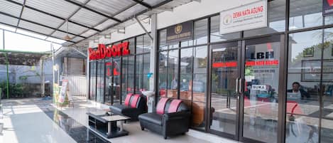 Vista frontal de la propiedad